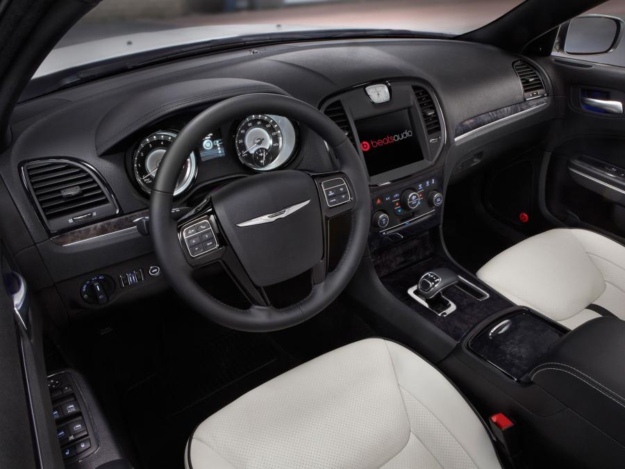  Chrysler 300C Motown 2013 года  (фото 2 из 15)